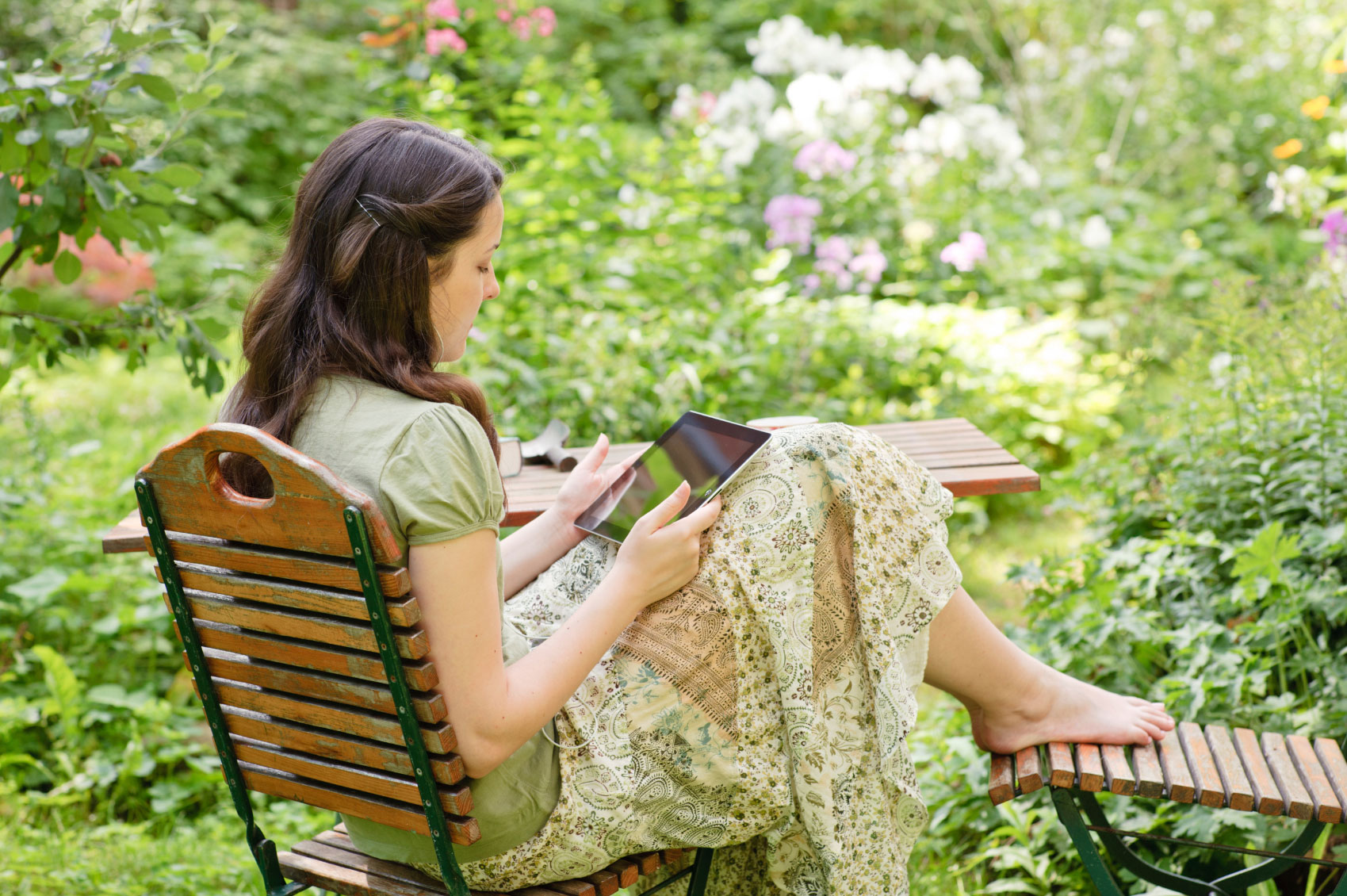 Сидящая женщина с книгой. Девушка в саду. Сидит в саду. Девушка с книжкой на природе. Девушка в саду фотосессия.