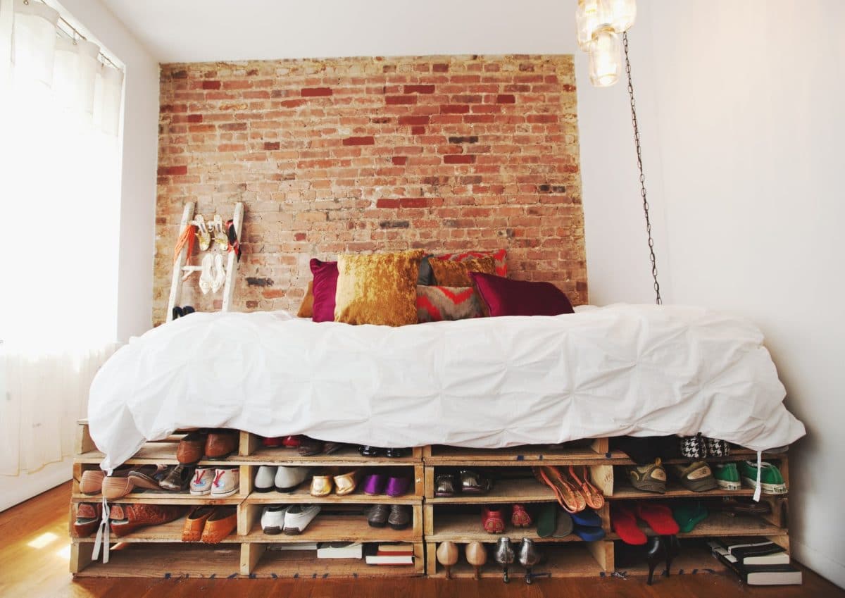 18 примеров, как сделать потрясающие кровати из поддонов
