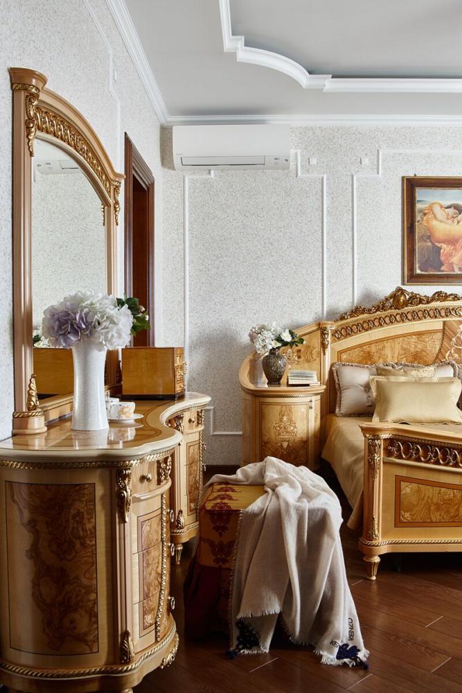 Спальня. Тёплые тона в отделке делают комнату уютной, а классическая светлая мебель подчёркивает элегантность интерьера.