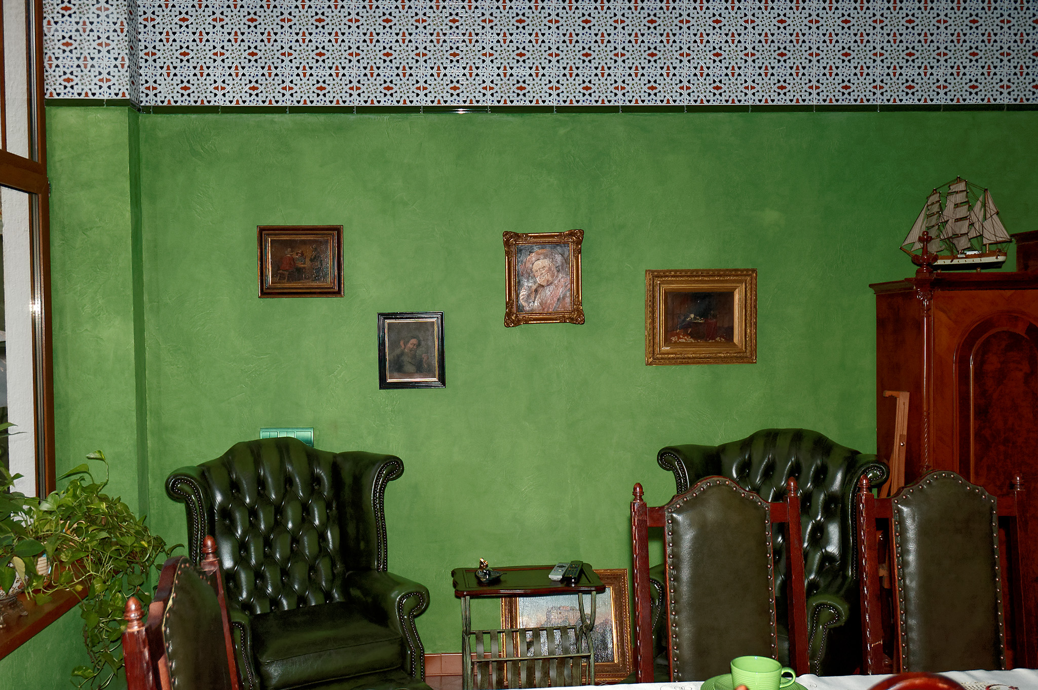 Покрытие стен из зелёного декоративного покрытия и керамической плитки, традиционной для южных районов Испании.