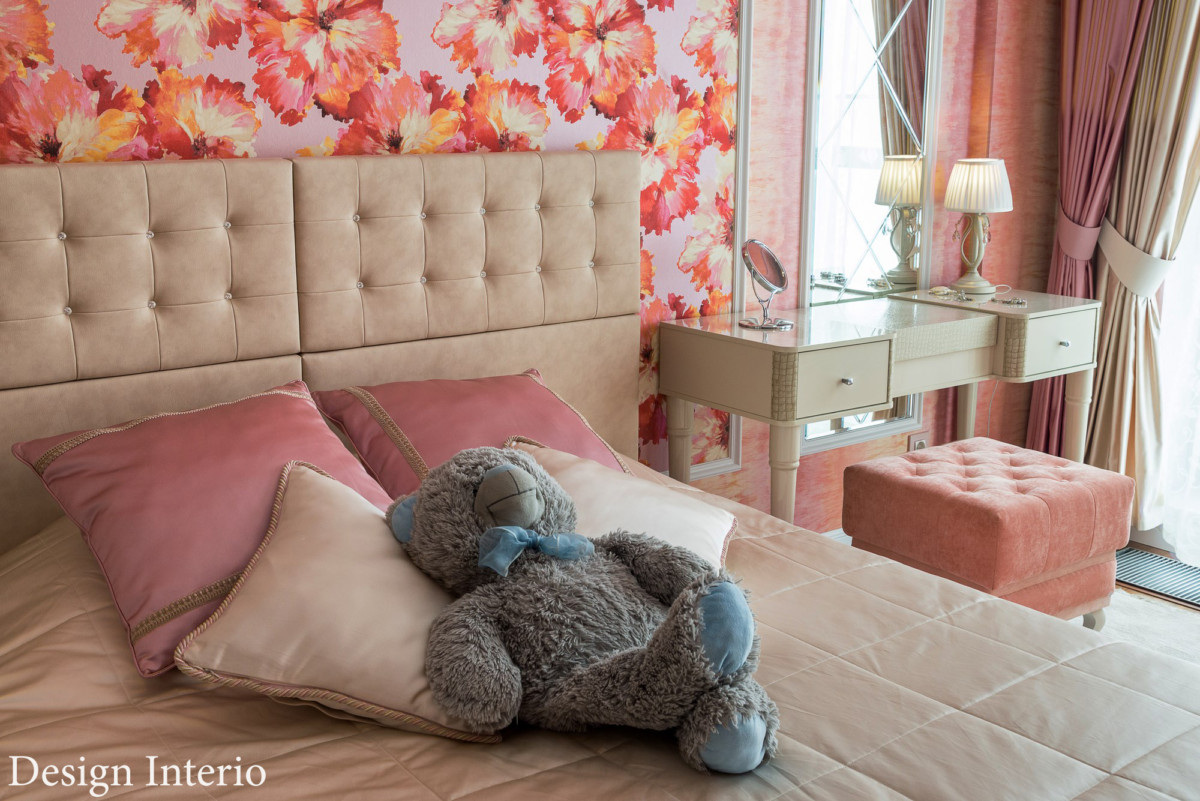 Мебель для спальни — итальянской фабрики CamelGroup. Цветовая гамма спокойная, в отличии от стен.