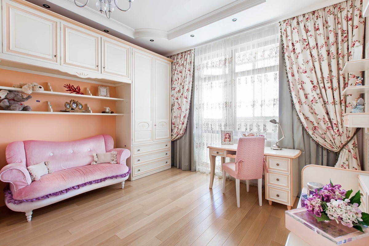 Для оформления детской комнаты подобраны спокойные нежно-розовые оттенки в сочетании с цветочным принтом.