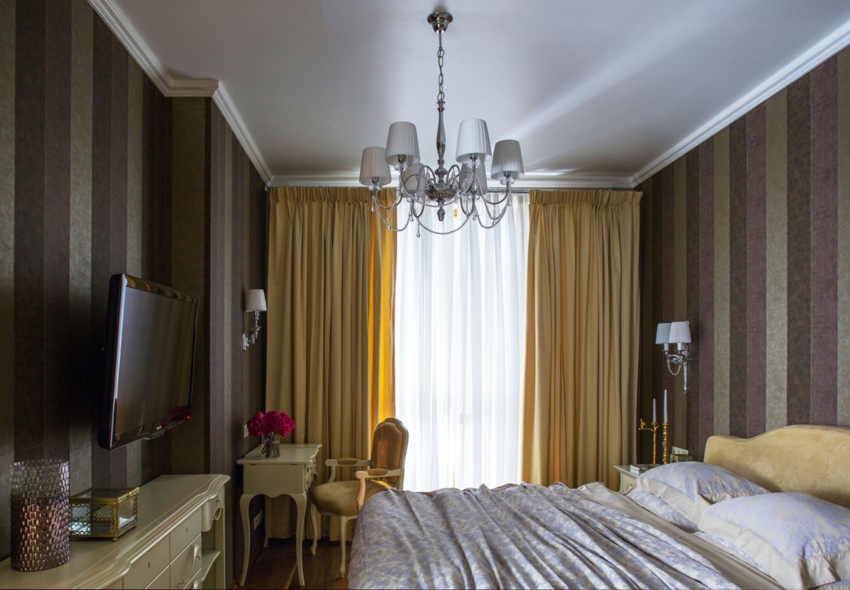 Спальня получилась уютная, лаконичная, с элементами французской классики. Большую её часть занимает кровать, потому что сон для очень занятых людей — это важно.