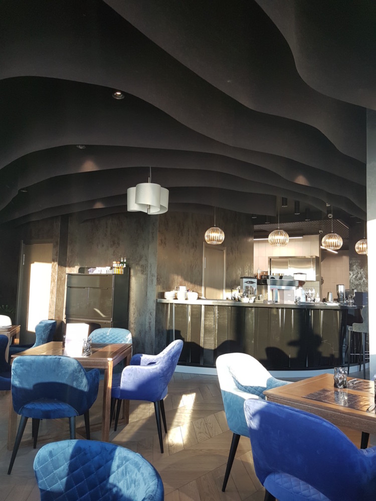Какие потолки наиболее практичны для кафе и ресторанов