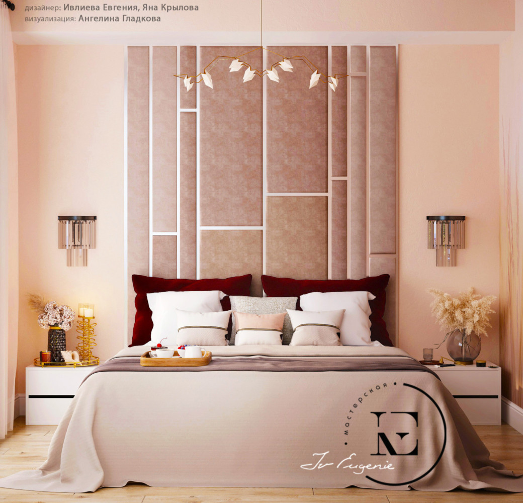 Центр небольшой спальни занимает большая кровать с мягким изголовьем. Бежево-розовый цвет стен делает спальню очень нежной и воздушной. Тоненькая веточка люстры поддерживается букетами полевых цветов в вазах. На стенные бра с двух сторон кровати поддерживают общее настроение.