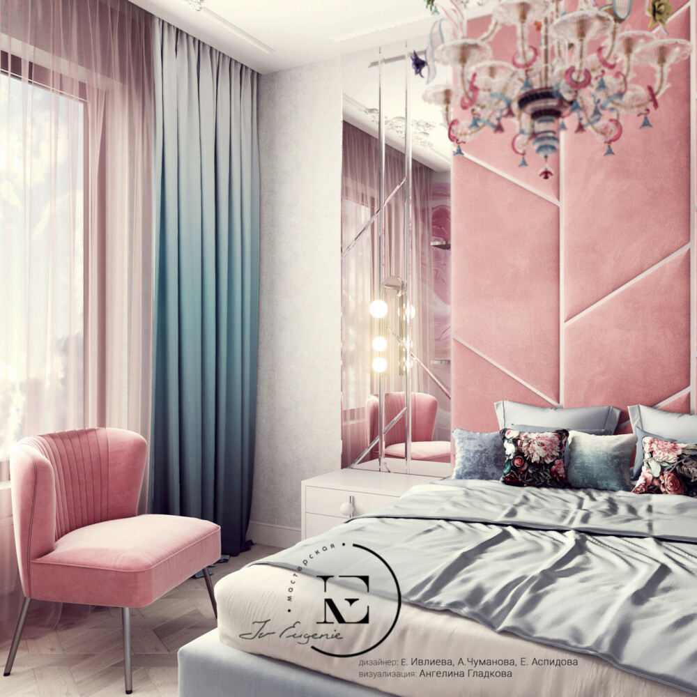 Тюль на окнах выбрана легкого розового оттенка. Нежно-розовое кресло возле окна поддерживает оттенок стены от угла. Сами шторы выполнены в технике Амбре: от насышенно-бирюзового снизу, до светло-голубого сверху.
В спальне все максимально задействовано друг с другом и поддерживает единую идею и концепцию «морозная роза»